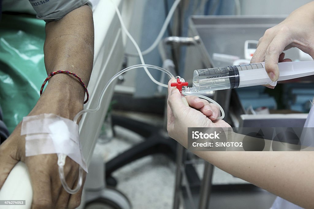 Enfermera con paciente ajuste de frasco para infusión - Foto de stock de Adulto libre de derechos