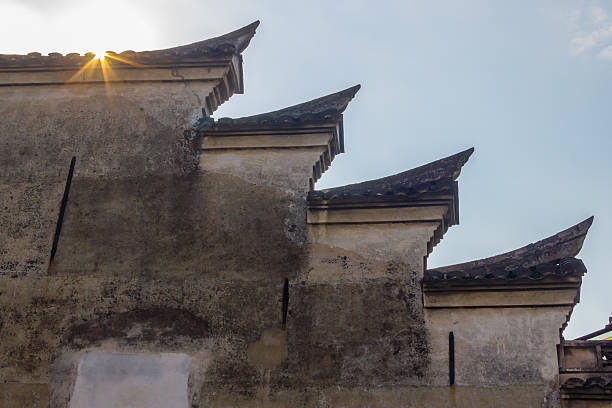 muraglia cinese meridionale palazzi con luce solare - texured effect foto e immagini stock