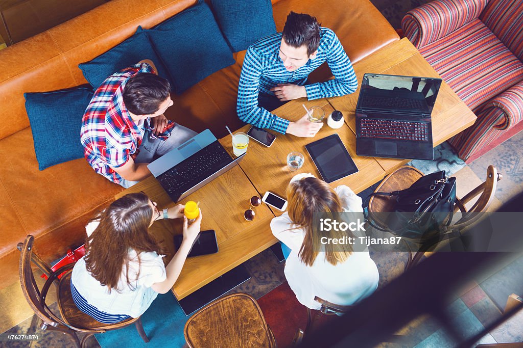 Gruppe von jungen Menschen sitzen in einem Café, Ansicht von oben - Lizenzfrei Laptop Stock-Foto