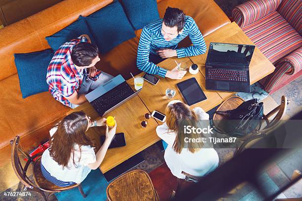 Gruppe Von Jungen Menschen Sitzen In Einem Café Ansicht Von Oben Stockfoto und mehr Bilder von Laptop