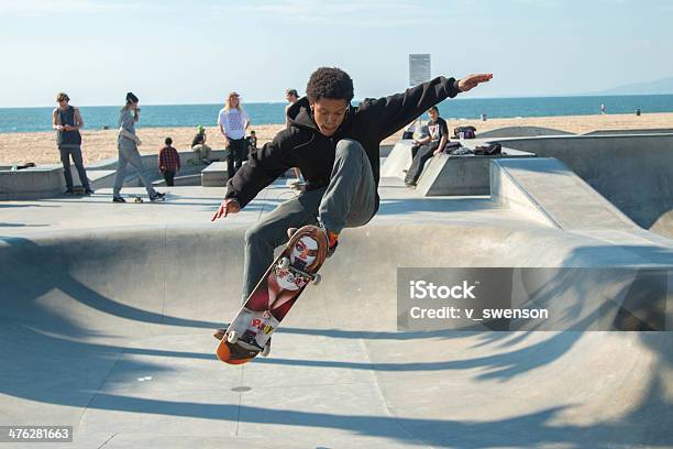 Urban Skateboarder Stockfoto und mehr Bilder von Skateboard-Park - Skateboard-Park, Skateboard-Rampe, Skateboardfahren