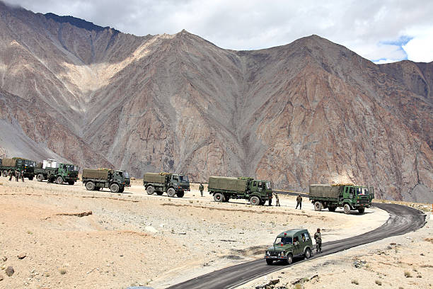 indian army konwój z ciężarówki - mountain himalayas india mountain range zdjęcia i obrazy z banku zdjęć