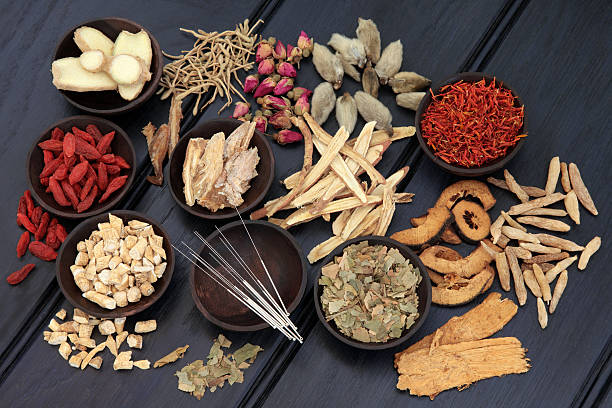 восточная медицина - herbal medicine chinese medicine medicine alternative medicine стоковые фото и изображения