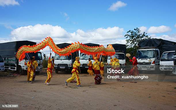 Equipo De Personas Que Realice Dragon Baile Foto de stock y más banco de imágenes de Trabajo en equipo - Trabajo en equipo, Vietnam, Actividad
