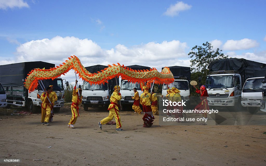Équipe de personnes effectuer danse du dragon - Photo de Travail d'équipe libre de droits