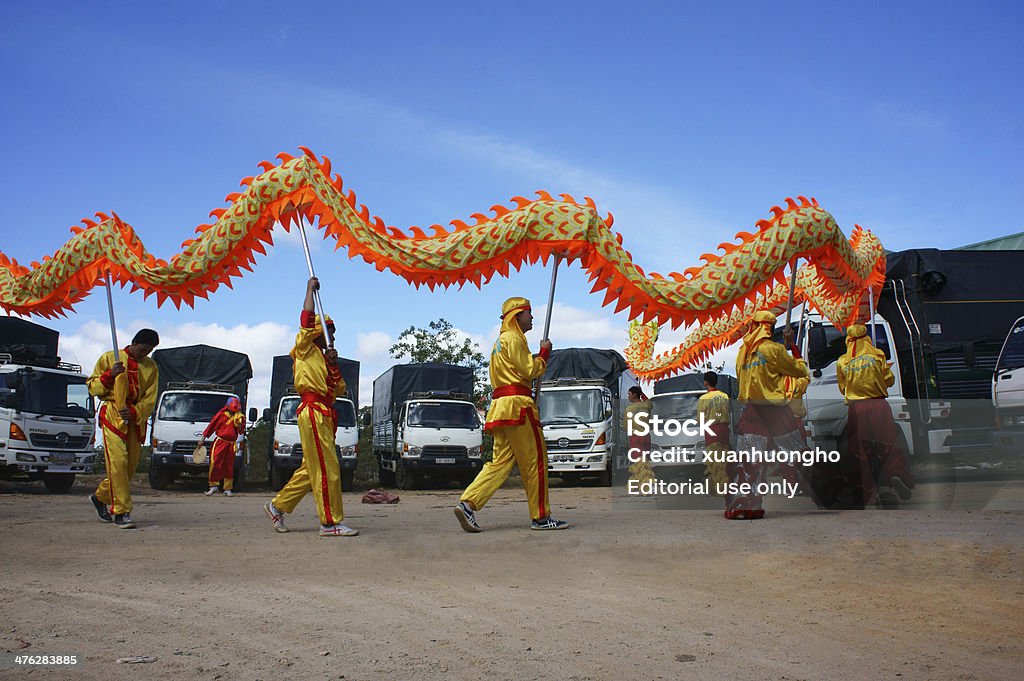 Equipa de pessoas realizar a Dança do Dragão - Royalty-free Amarelo Foto de stock
