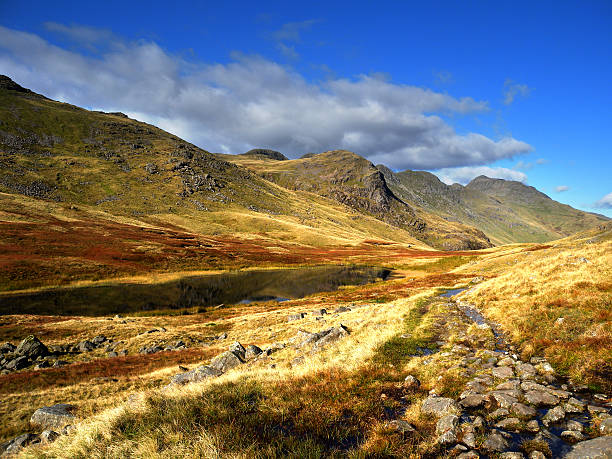 crinkle ravinas e vermelho tarn - bowfell imagens e fotografias de stock