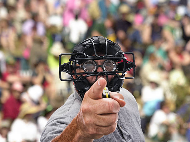 cego beisebol ou softbol placa do árbitro vestindo óculos - on strike imagens e fotografias de stock