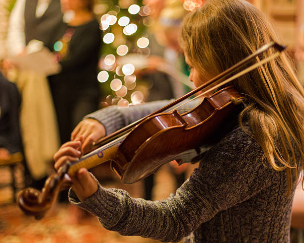 rubia navidad violinista - violin family fotografías e imágenes de stock