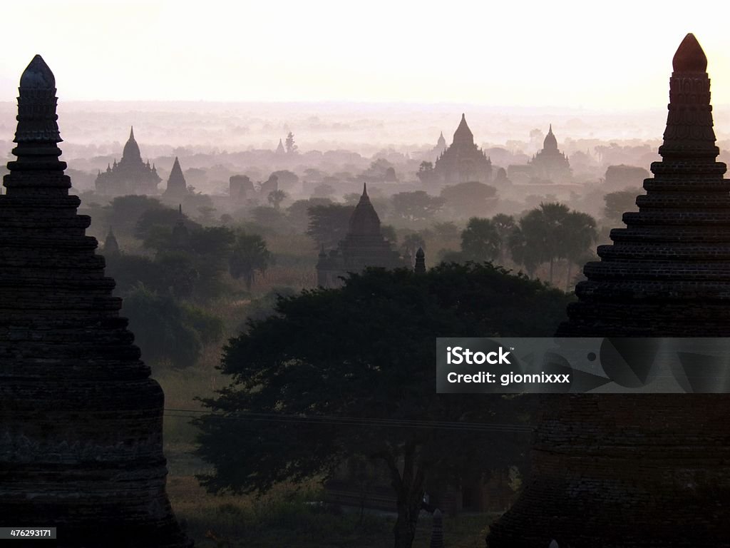 バガンの寺院の夜明けの景色、ミャンマー - アジア大陸のロイヤリティフリーストックフォト