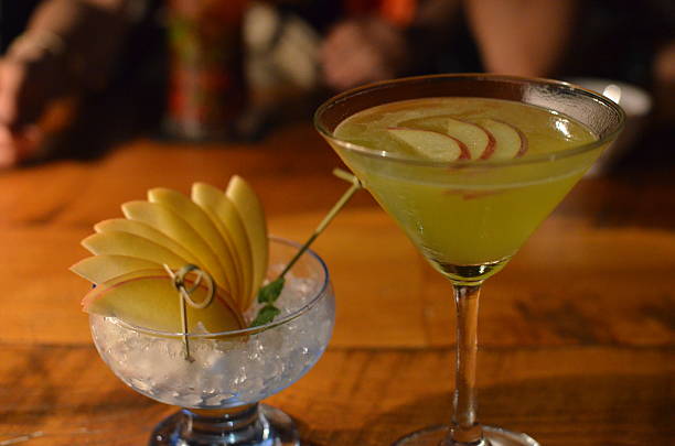 apple-cocktail - apple martini stock-fotos und bilder