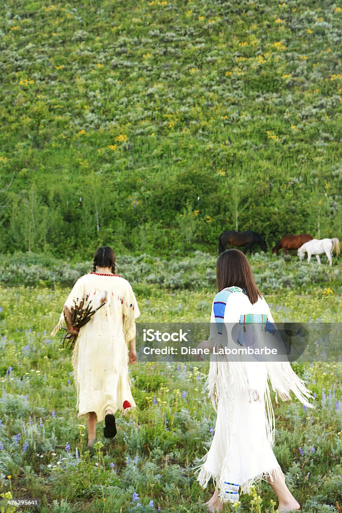 Zwei Native American Frauen Sammeln von Brennholz In Rehleder Kleider - Lizenzfrei Baum Stock-Foto