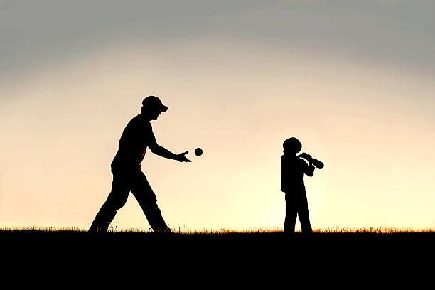 silhouette de père et enfant jouant au baseball à l'extérieur - baseballs baseball sport summer photos et images de collection