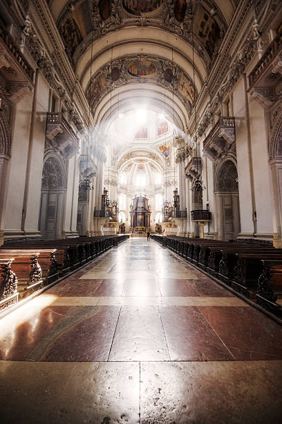 catedral de salzburgo - indoors cathedral salzburg cathedral salzburg - fotografias e filmes do acervo