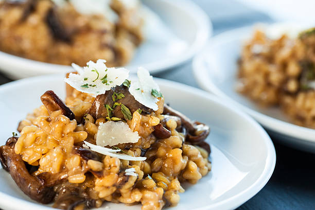 partie de riz avec un risotto aux champignons. - parmesan cheese cheese portion italian culture photos et images de collection