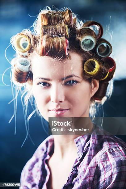 Foto de Mulher Com Rolo De Cabelo e mais fotos de stock de Adulto - Adulto, Anelzinho, Beleza