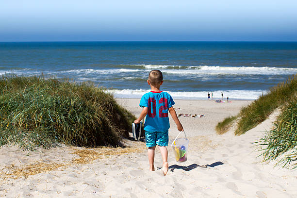 chłopiec spaceru na plaży - jutland zdjęcia i obrazy z banku zdjęć