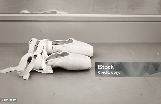 Coppia Di Pointe Scarpe - Fotografie stock e altre immagini di Arte - Arte, Arti e mestieri, Ballerino di danza classica