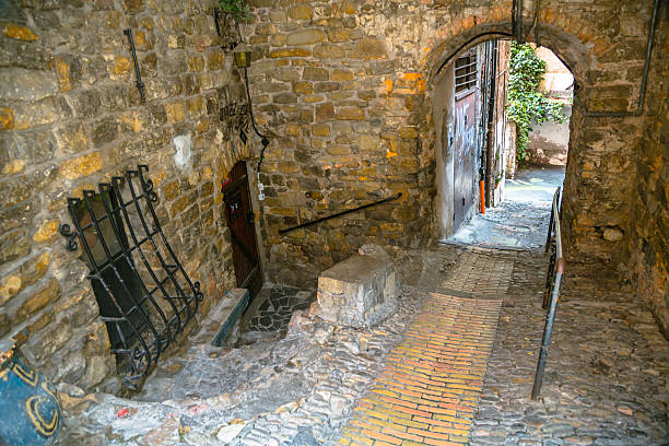 arch im old town von san remo - maze old obsolete ancient stock-fotos und bilder