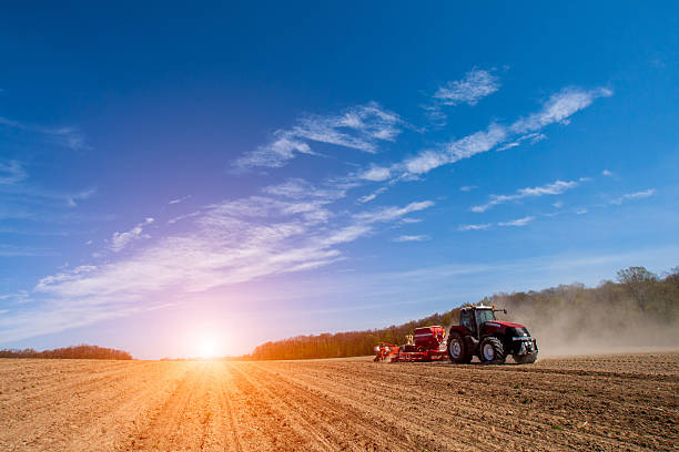 campo primavera funziona - plowed field dirt sowing field foto e immagini stock