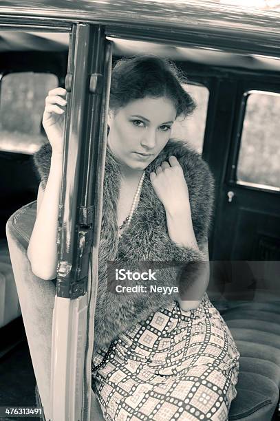 Kobieta W Retro Samochodów Styl 1930 - zdjęcia stockowe i więcej obrazów 1930-1939 - 1930-1939, Antyczny, Automatyczny filtr postprodukcyjny
