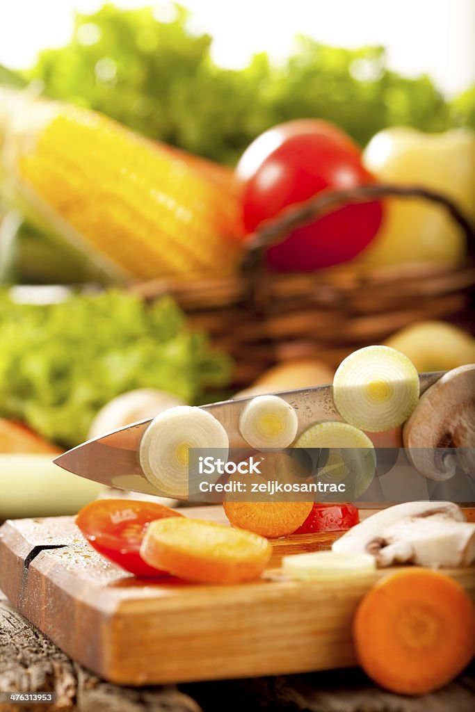 Taglio verdure biologiche fresche - Foto stock royalty-free di Alimentazione sana