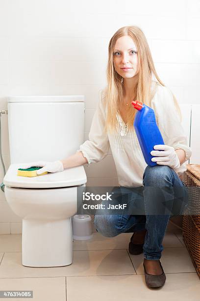 A Pelo Lungo Donna Con Spugna Pulizia Tazza Del Water - Fotografie stock e altre immagini di Addetto alle pulizie