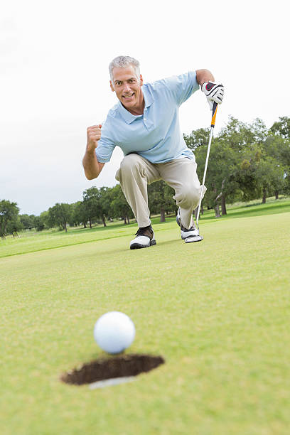 hombre mayor interés después de juego de golf en el campo de juego - retirement golfer happiness relaxation fotografías e imágenes de stock