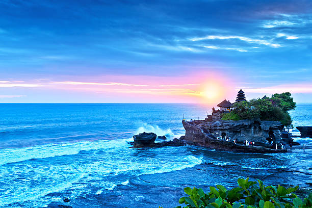 bali acqua tempio di tanah lot - travel destinations bali tanah lot temple foto e immagini stock