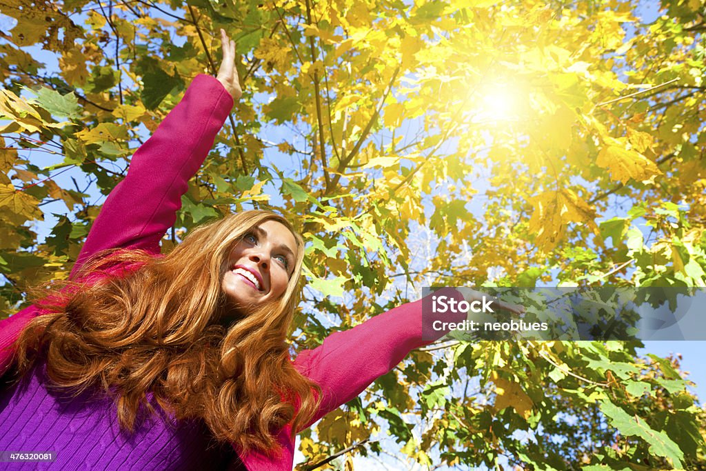 Donna godendo autunno - Foto stock royalty-free di Abiti pesanti