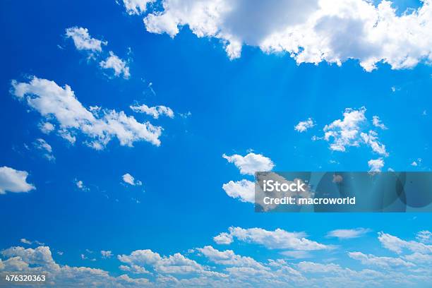 Nuvens No Céu Azul 36 Mpx - Fotografias de stock e mais imagens de Ao Ar Livre - Ao Ar Livre, Azul, Branco