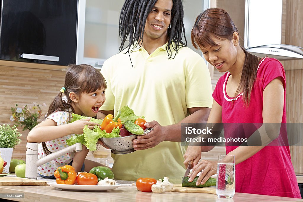 Familia la cocina - Foto de stock de 30-34 años libre de derechos