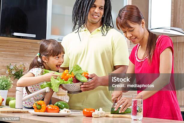 Familia La Cocina Foto de stock y más banco de imágenes de 30-34 años - 30-34 años, 30-39 años, 6-7 años