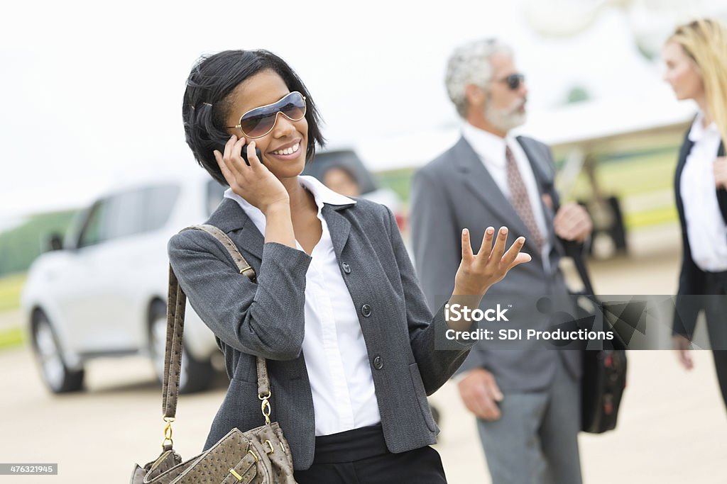 Junge gut gekleidete Frau, die einen Anruf - Lizenzfrei Einsteigen Stock-Foto