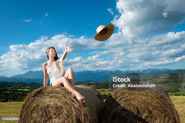 若い女性のバレサイレージ投げる麦わら帽子 - 飛ぶのストックフォトや画像を多数ご用意 - 飛ぶ, 麦わら帽子, 1人