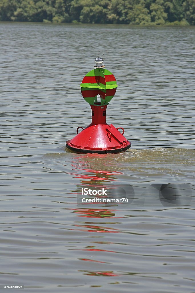 Красный Буй Плавающий на реку - Стоковые фото Help - английское слово роялти-фри
