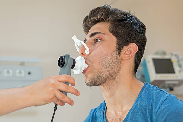 Médecin commentaires du patient avec une capacité pulmonaire peak flux carrés - Photo