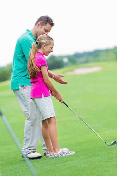 père et la jeune fille jouant au golf ensemble - golf golf swing putting cheerful photos et images de collection
