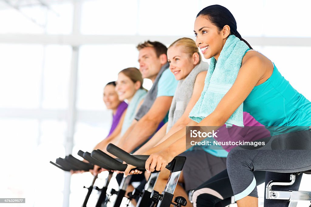 Aula de ginástica de Spinning juntos em Health Club - Foto de stock de 20 Anos royalty-free