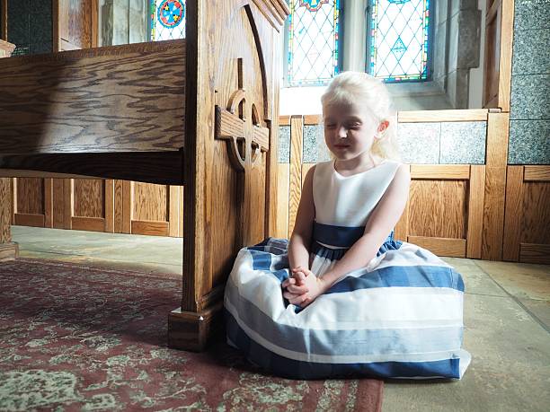 menina rezar na igreja - phew - fotografias e filmes do acervo