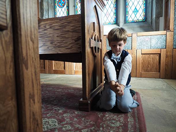 menino rezar na igreja - phew - fotografias e filmes do acervo