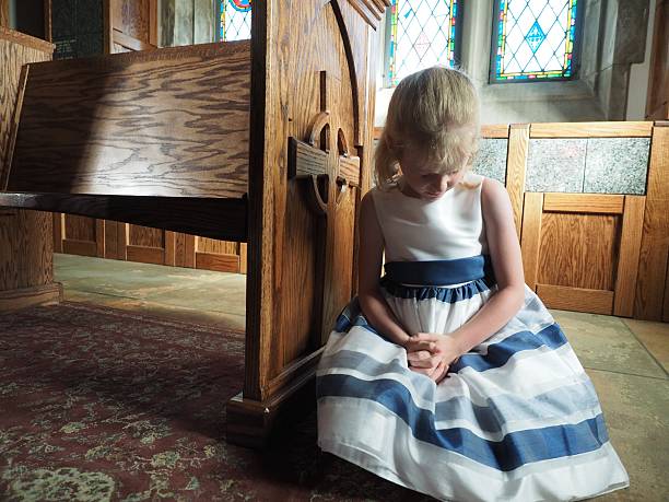 menina rezar na igreja - phew - fotografias e filmes do acervo