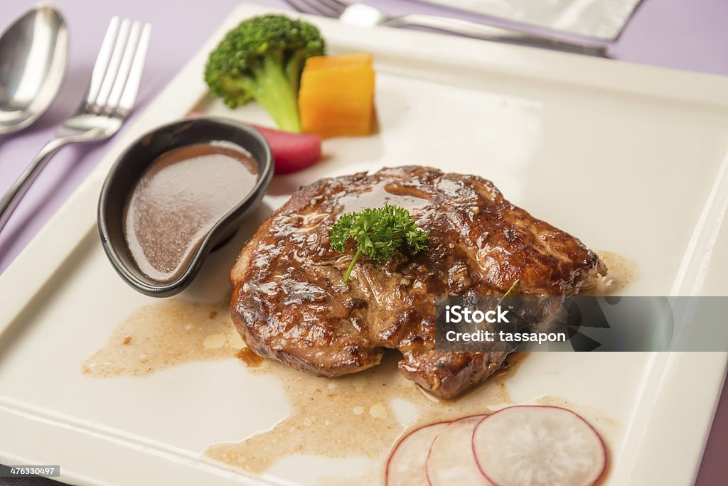 Soczysty stek z wołowiny z grilla - Zbiór zdjęć royalty-free (Bez ludzi)