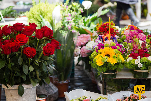 生花の有名な屋外マーケットでローマ - rome flower market store flower ストックフォトと画像