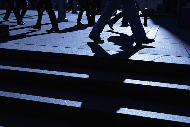 abstrakte formen mit schatten von pendlern rushing zum arbeiten, nyc - rush hour commuter shadow focus on shadow stock-fotos und bilder