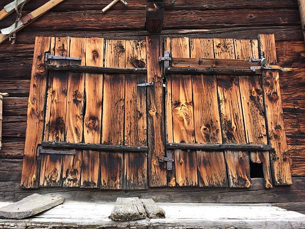 hermoso vitrales postigos de madera tradicionales en un - wood shutter rusty rust fotografías e imágenes de stock