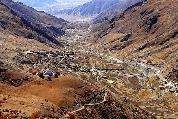 drak yerpa-kloster über qubu village.  lhasa kloster-tibet. 1472 - conutryside stock-fotos und bilder