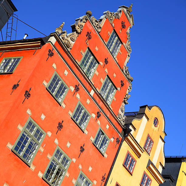 vecchie case su stortorget - stockholm sweden gamla stan town square foto e immagini stock