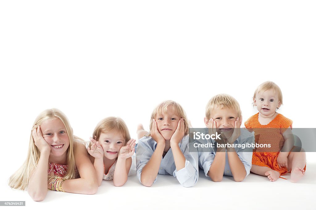 Schöne Kinder - Lizenzfrei Auf dem Bauch liegen Stock-Foto