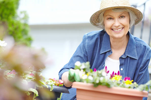 i fiori che sono piuttosto splendido - planting clothing gray hair human age foto e immagini stock